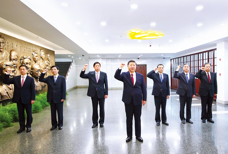 　2017年10月31日，中共中央總書記、國(guó)家主席、中央軍委主席習(xí)近平帶領(lǐng)中共中央政治局常委李克強(qiáng)、栗戰(zhàn)書、汪洋、王滬寧、趙樂際、韓正，瞻仰上海中共一大會(huì)址和浙江嘉興南湖紅船。這是31日上午，在上海中共一大會(huì)址紀(jì)念館，習(xí)近平帶領(lǐng)其他中共中央政治局常委同志一起重溫入黨誓詞。 新華社記者 蘭紅光/攝