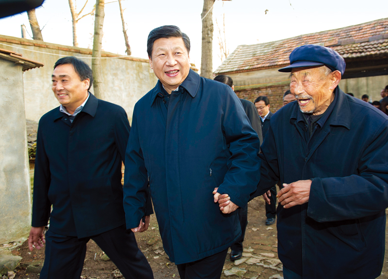 　2013年11月24日至28日，中共中央總書記、國(guó)家主席、中央軍委主席習(xí)近平在山東考察。 這是25日下午，習(xí)近平在地處沂蒙老區(qū)的臨沭縣曹莊鎮(zhèn)朱村親切地拉著83歲的“老支前”王克昌的手去他家看望。 新華社記者 謝環(huán)馳/攝